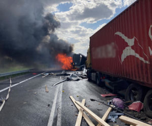 Wypadek na DK 16 między Barczewem a Biskupcem. Ciężarówka stanęła w płomieniach [ZDJĘCIA]