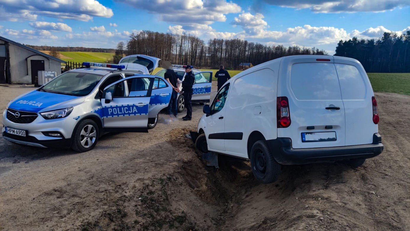 Białystok. Na podwórko wjechał samochód. Auto wpadło do rowu