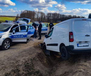Białystok. Na podwórko wjechał samochód. Auto wpadło do rowu