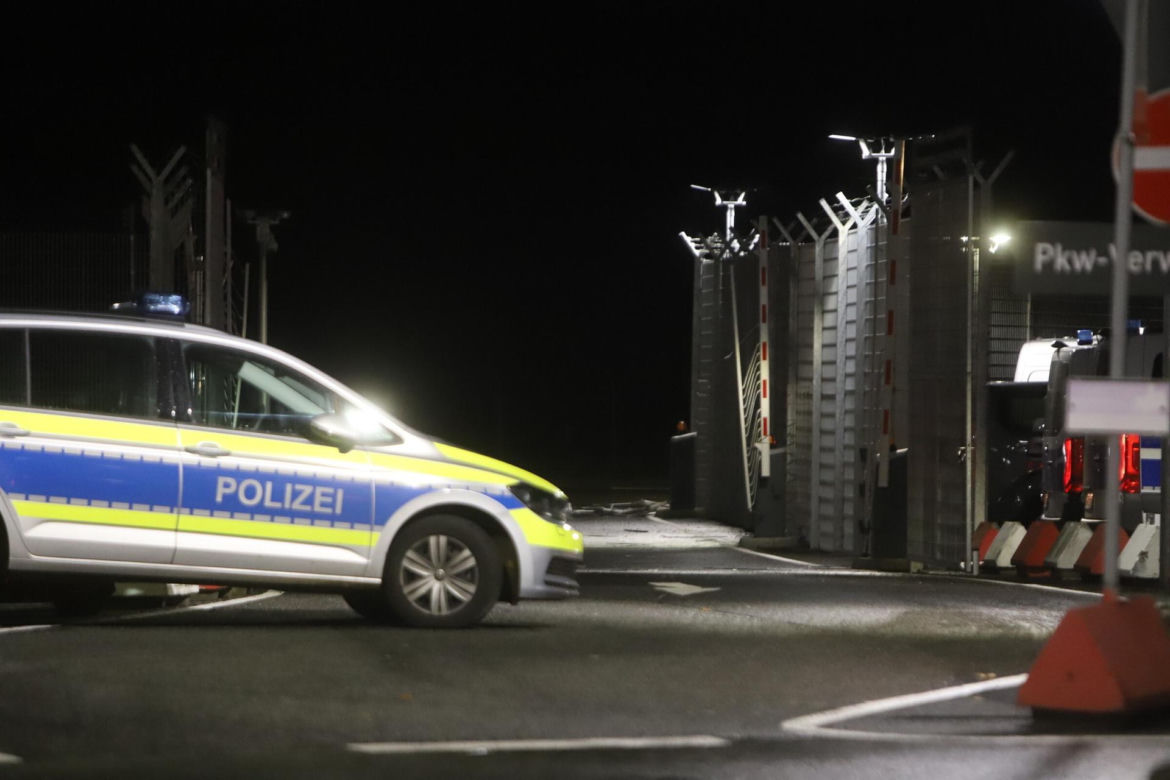 Hamburg, uzbrojony mężczyzna dostał się na teren lotniska