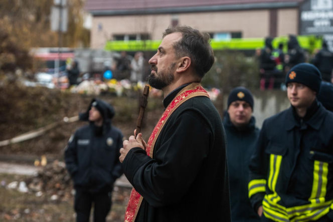 Akcja poszukiwawczo-ratownicza w miejscu uderzenia rosyjskiej rakiety manewrującej w wielopiętrowy budynek mieszkalny w Tarnopolu