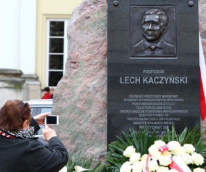PREZESOWI PODOBAŁA SIĘ RZEŹBA, KAZAŁ TYLKO PORAWIĆ POLICZKI.