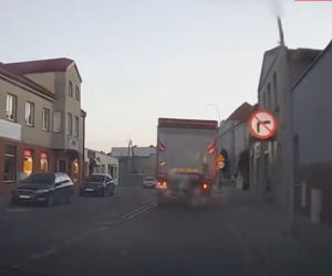 Szaleńczy pościg na A1! Kierowca ciężarówki taranował radiowóz i uciekł do lasu