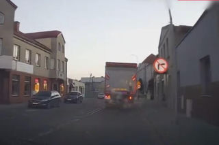 Szaleńczy pościg na A1! Kierowca ciężarówki taranował radiowóz i uciekł do lasu