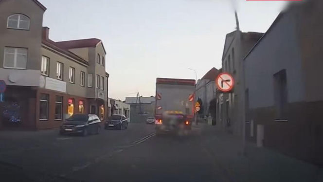 Szaleńczy pościg na A1! Kierowca ciężarówki taranował radiowóz i uciekł do lasu
