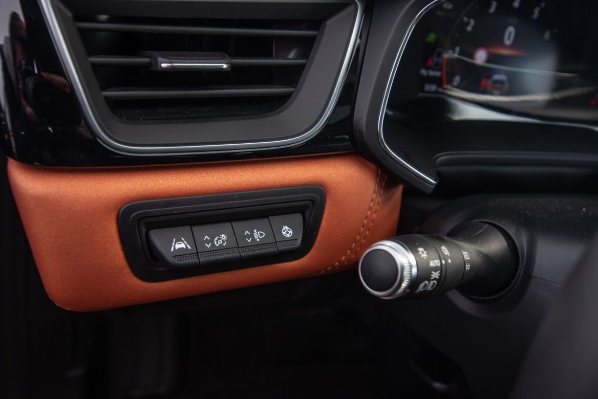 Peugeot 2008 GT Line vs Renault Captur Intens
