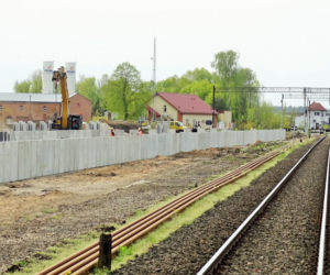 Rail Baltica. Kolej w Ełku zmienia się dla podróżnych! Zobacz postępy prac [ZDJĘCIA]