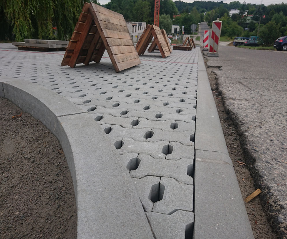 Parking budowany jest z kostki ażurowej