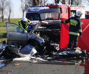 Tragedia pod Nakłem. Kierowca roztrzaskał się na drzewie