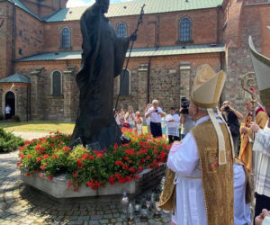 Płock. Kardynał Dziwisz odsłonił Okno papieskie! Ponad tysiąc marmurów i granitów!