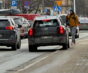 Przewiózł go na masce, to mu wybił szybę. Awantura w centrum Warszawy. Poniosły emocje. Obaj byliśmy winni