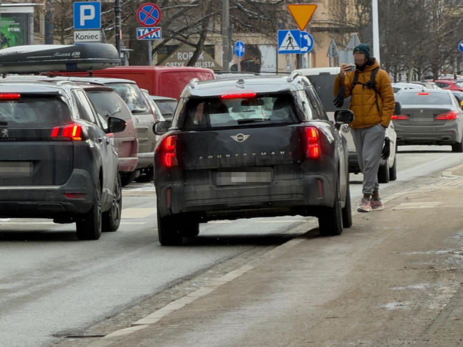 Przewiózł go na masce, to mu wybił szybę. Awantura w centrum Warszawy. "Poniosły emocje. Obaj byliśmy winni"