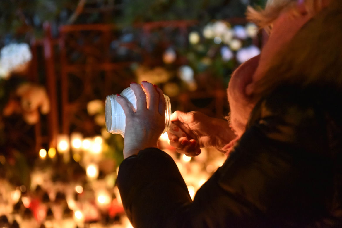 Tragedia w escape roomie. Modlący się ludzie, światła, kwiaty i zabawki pozostawione w miejscu tragedii.
