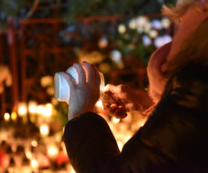 Tragedia w escape roomie. Modlący się ludzie, światła, kwiaty i zabawki pozostawione w miejscu tragedii.