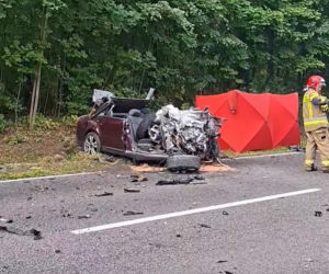 Tragedia na DK 42. Czołowe zderzenie z ciężarówką, nie żyje 23-latek!