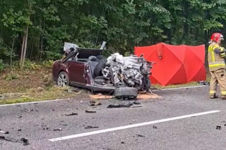 Tragedia na DK 42. Czołowe zderzenie z ciężarówką, nie żyje 23-latek!