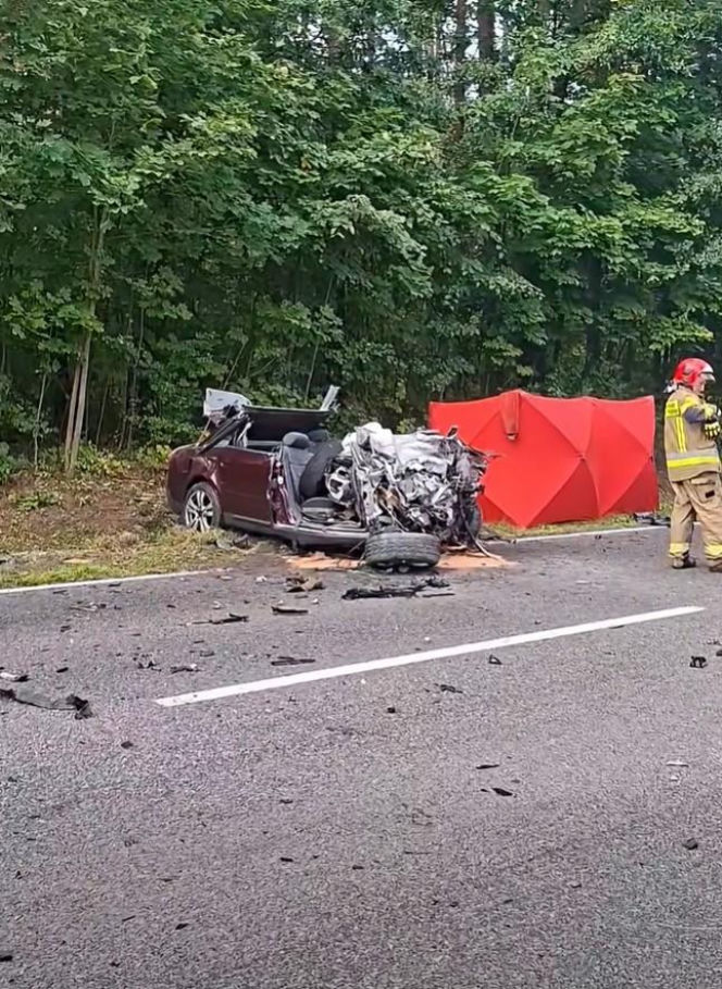 Tragedia na DK 42. Czołowe zderzenie z ciężarówką, nie żyje 23-latek!