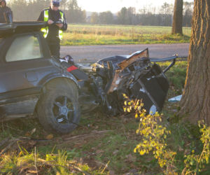 Jeżewo: Wypadek, bmw rozstrzaskało się na drzewie. Kierowca nie żyje