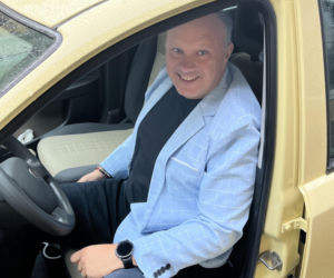 Egzamin na prawo jazdy nie taki prosty. Znani Polacy usiedli za kierownicą i przystąpili do testu