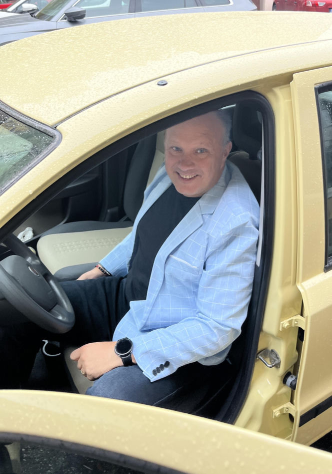 Egzamin na prawo jazdy nie taki prosty. Znani Polacy usiedli za kierownicą i przystąpili do testu