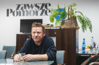 Jarek Janiszewski (Bielizna) zmaga się z poważnymi problemami zdrowotnymi. Na koncertach będzie zastępował go inny wokalista