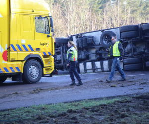 Przewrócony TIR na autostradzie
