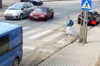 Sekundy dzieliły od tragedii. Prawie przejechał dziewczynkę na pasach! Wszystko się nagrało