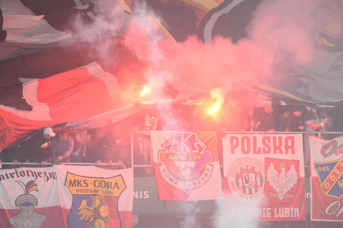 Oprawa i racowisko polskich kibiców na meczu w Kownie: Litwa - Polska