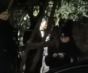 Kryminalni i technicy w białych kombinezonach na Mokotowie. Co się stalo?