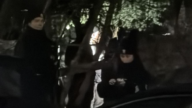 Kryminalni i technicy w białych kombinezonach na Mokotowie. Co się stalo?