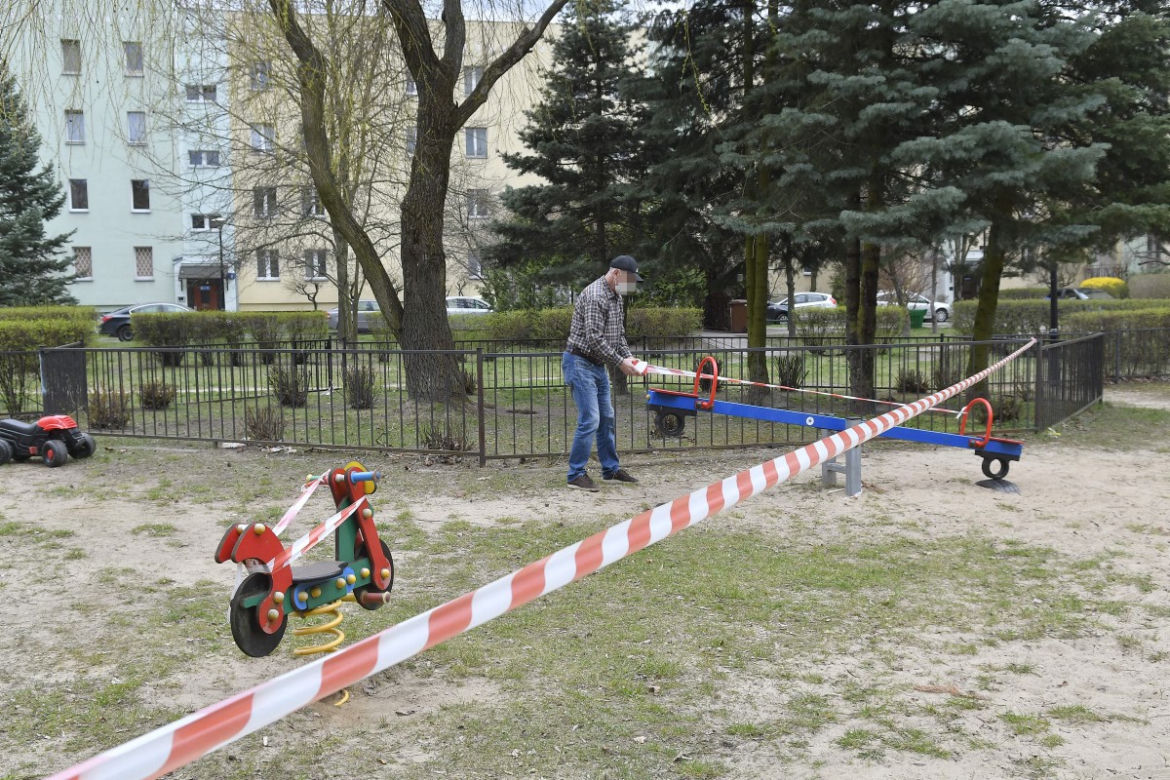 Plac zabaw grozy na Ursynowie. Rodzice drżą o własne dzieci 