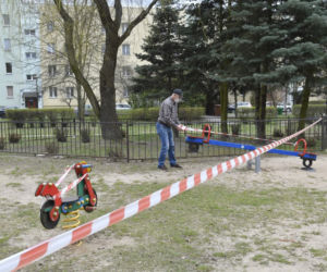 Plac zabaw grozy na Ursynowie. Rodzice drżą o własne dzieci 