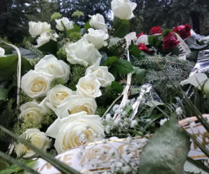 Tragedia w Salisbury. Zamordowane kobiety pochowane w Tarnowie. Grobu nie widać spod kwiatów