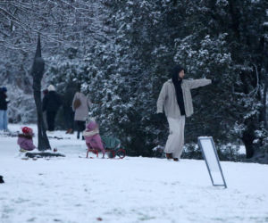 Maciej Pela zabrał córeczki na sanki