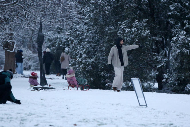 Maciej Pela zabrał córeczki na sanki