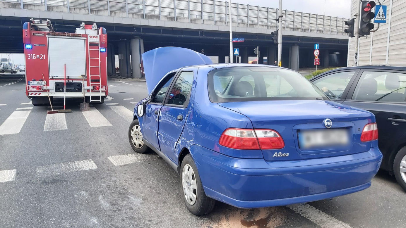 Warszawa. Huknął fiatem w przyczepkę i runął na bok. Z auta wytoczyły się puszki po piwie
