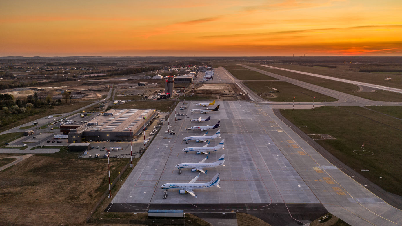 Samoloty nie latają, ale lotnisko Katowice Airport cały czas pracuje. Sznur uziemionych maszyn na płycie lotniska robi wrażenie. Zobaczcie [ZDJĘCIA]