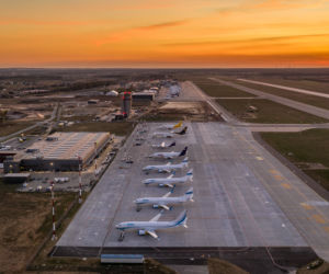 Samoloty nie latają, ale lotnisko Katowice Airport cały czas pracuje. Sznur uziemionych maszyn na płycie lotniska robi wrażenie. Zobaczcie [ZDJĘCIA]