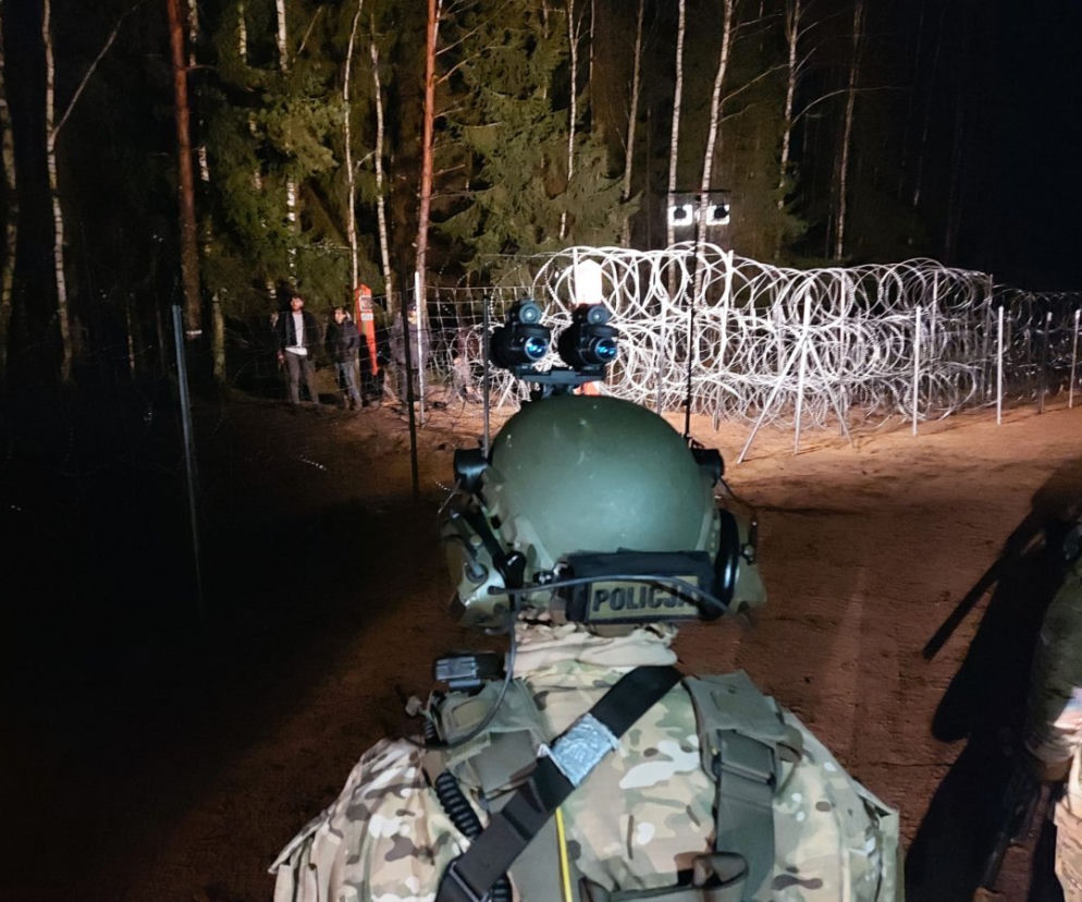 Dwóch polskich żołnierzy rannych po ataku migrantów na granicę