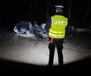 Leśnice. Auto rozerwane na pół! Dwoje 40-latków nie żyje. Dzień wcześniej zginęły tam dwie inne osoby [ZDJĘCIA]