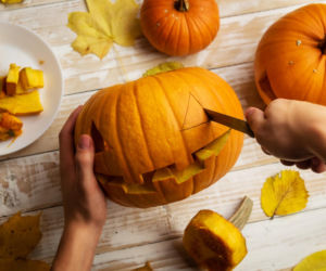 Nie wyrzucaj pestek z dyni po Halloween. Możesz wykorzystać je na kilka sposobów