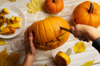 Pestki z dyni po Halloween nie muszą lądować w koszu. Tak wykorzystasz je w kuchni i ogrodzie