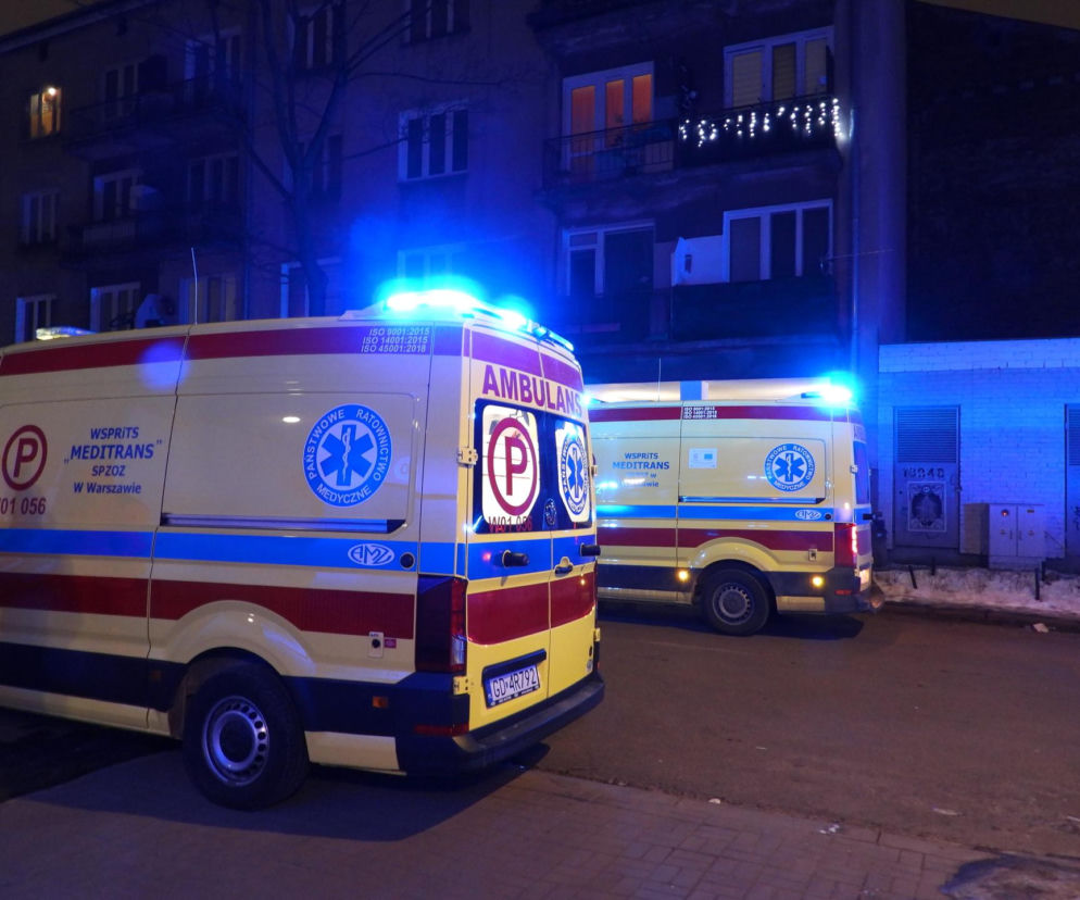 Dwie karetki na sygnale przed blokiem w nocy. O tragicznej interwencji policji w Bydgoszczy przeczytasz na SE.