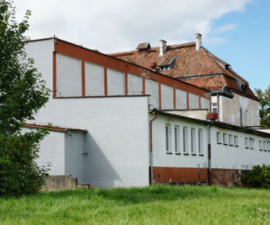 Pieniężno. Opuszczona szkoła wystawiona na sprzedaż! Cena wywoławcza to 2,5 mln złotych [ZDJĘCIA]