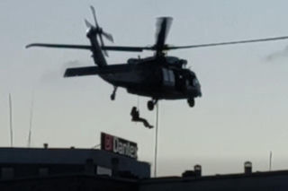 Policyjny Black Hawk w akcji! Kontrterroryści o świcie na dachu jednego z budynków w Warszawie 