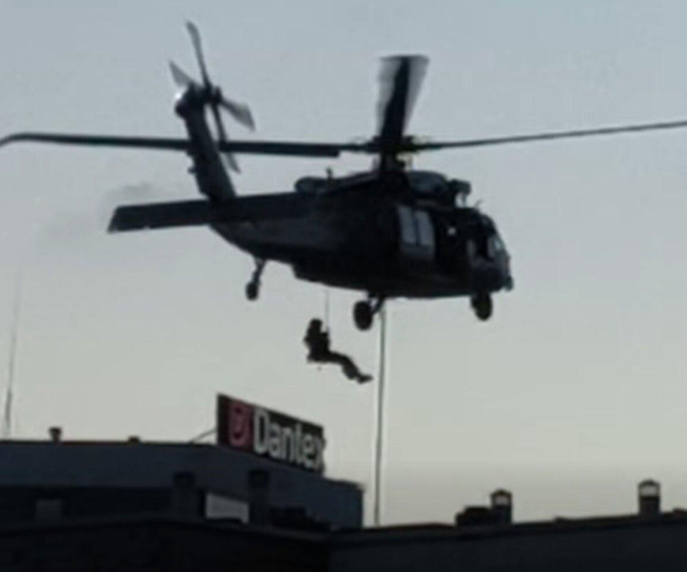 Policyjny Black Hawk krążył nad Warszawą. Kontrterroryści zjechali na linach prosto na dach