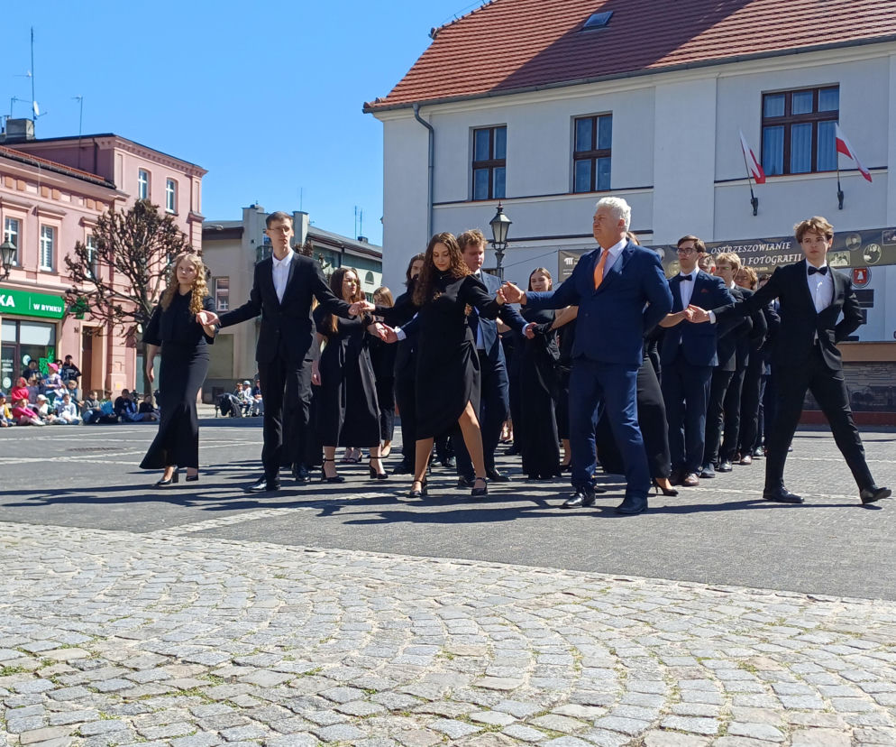 Polonez maturzystów z I LO na rynku w Ostrzeszowie