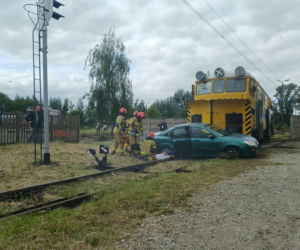 Drezyna uderzyła w samochód. Wielka akcja służb na przejeździe w Ostrowie [ZDJĘCIA]