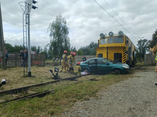 Drezyna uderzyła w samochód. Wielka akcja służb na przejeździe w Ostrowie [ZDJĘCIA]