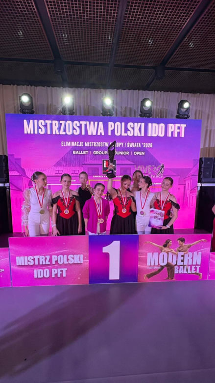 Uczniowie Niepublicznej Szkoły Sztuki Tańca Caro Dance w Siedlcach odnieśli spektakularny sukces, zdobywając łącznie kilkanaście medali podczas pierwszych ogólnopolskich turniejów tanecznych